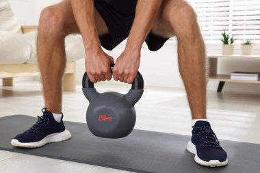 Kettlebell 'li adam antrenmanı, yakın çekim.