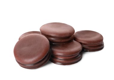 Beyaz arka planda lezzetli çikolatalı turtalar. Klasik atıştırmalık kekler.