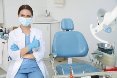 Klinikteki iş yerindeki profesyonel dişçinin portresi