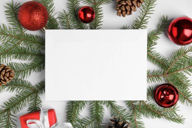 Beyaz arka planda güzel bir Noel dekoru ve boş bir kart.