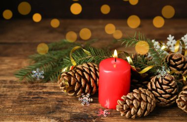 Yanan mum ve Noel dekoru ahşap masada, bokeh etkisi. Metin için boşluk