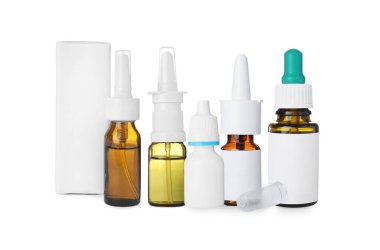 Beyaz arkaplanda burun spreyleri ile ayarlayın 