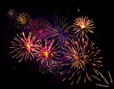 Güzel, parlak havai fişekler gece gökyüzünü aydınlatıyor. 