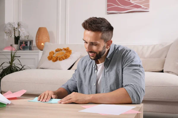 Hombre Feliz Haciendo Avión Papel Escritorio Sala Estar —  Fotos de Stock