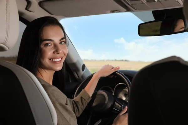 Bella Giovane Donna Sul Sedile Del Conducente Auto Moderna — Foto Stock