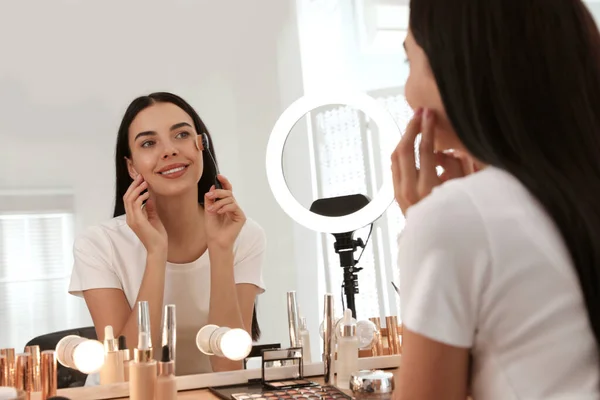 Vacker Ung Kvinna Tillämpa Makeup Vid Bordet Med Spegel Och — Stockfoto