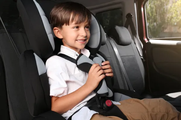 Kleiner Junge Mit Sicherheitsgurt Kindersitz Befestigt — Stockfoto