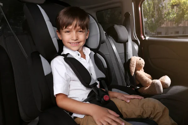 Liten Pojke Fastspänd Med Bilbälte Bilbarnstolen — Stockfoto