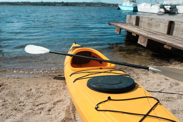 Kayak Giallo Con Pagaia Sulla Spiaggia Vicino Fiume Attività Nei — Foto Stock