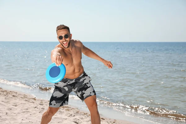 Pria Bahagia Menangkap Disk Terbang Pantai Pada Hari Yang Cerah — Stok Foto