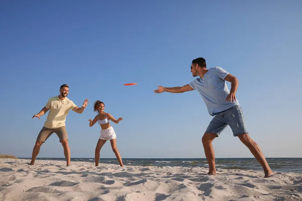 Amigos Jugando Con Disco Volador Playa Día Soleado —  Fotos de Stock