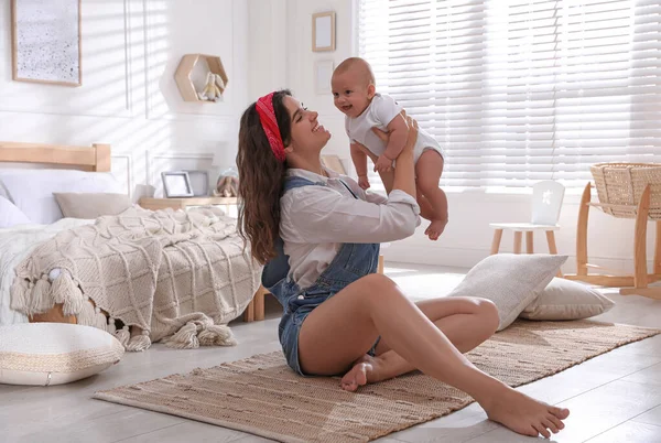 Jovem Mãe Feliz Com Seu Bebê Bonito Chão Quarto — Fotografia de Stock