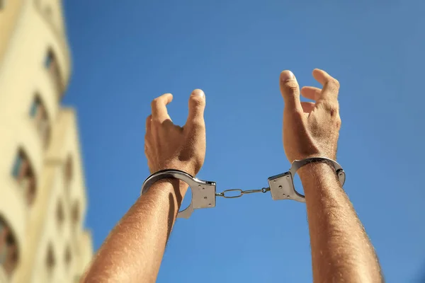 Mann Handschellen Vor Blauem Himmel Freien Nahaufnahme — Stockfoto