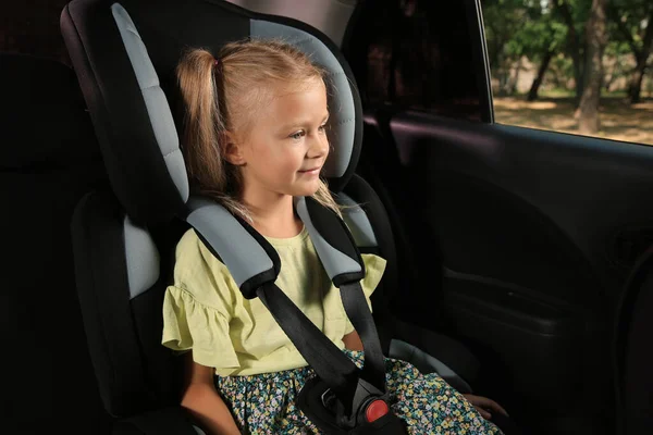 Nettes Kleines Mädchen Sitzt Kindersitz Auto — Stockfoto