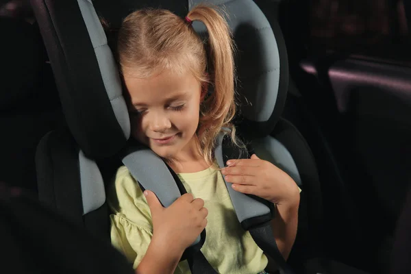 Niedliches Kleines Mädchen Schläft Kindersitz Auto — Stockfoto