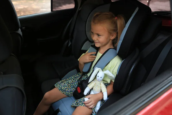 Nettes Kleines Mädchen Sitzt Kindersitz Auto — Stockfoto