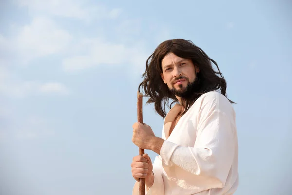 Jesus Cristo Com Vara Contra Céu Azul — Fotografia de Stock