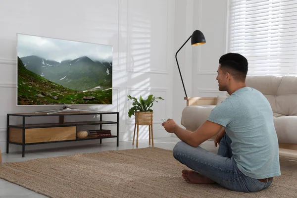 Evde Televizyon Izleyen Bir Adam Oturma Odasının Içinde Televizyon Var — Stok fotoğraf