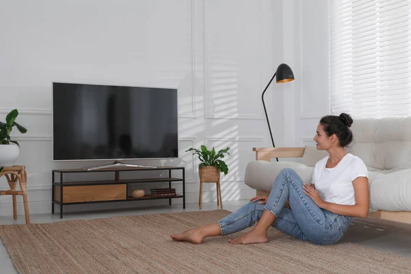 Evde Televizyon Izleyen Bir Kadın Oturma Odasının Içinde Televizyon Var — Stok fotoğraf