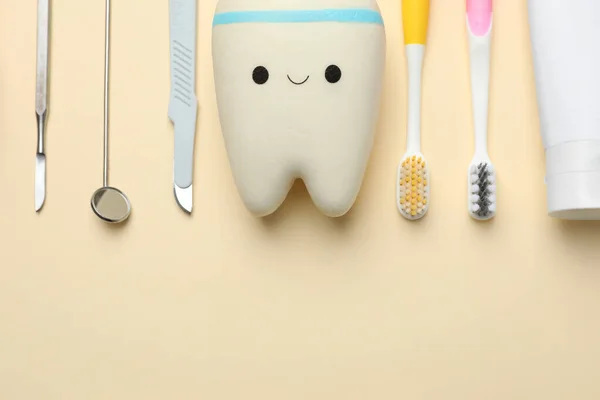 Modelo Dientes Con Cara Linda Productos Cuidado Oral Herramientas Dentales — Foto de Stock