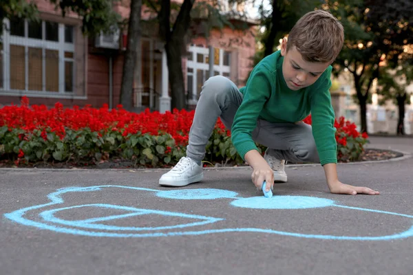 Kind Zeichnet Auto Mit Kreide Auf Asphalt — Stockfoto