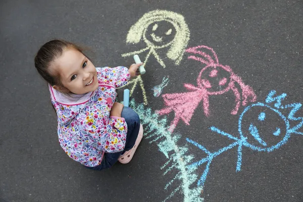 Kind Zeichnet Familie Mit Kreide Auf Asphalt Über Ansicht — Stockfoto