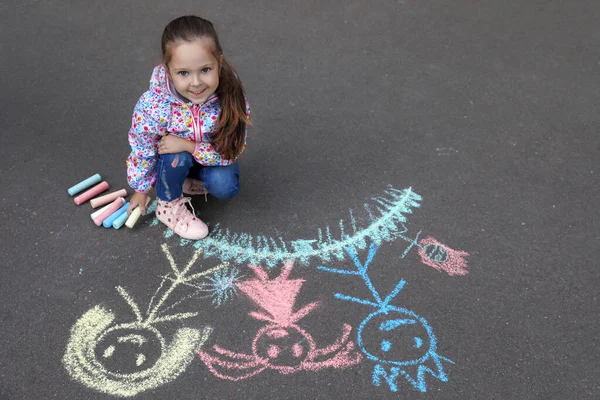 Kind Zeichnet Familie Mit Kreide Auf Asphalt — Stockfoto