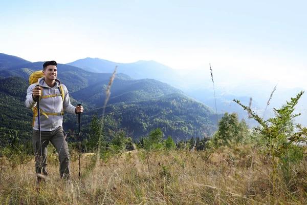 带着背包和远足杆子在山上远足的游客 文字空间 — 图库照片