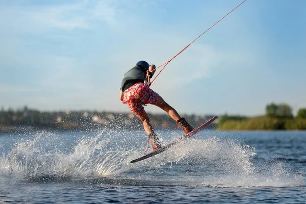 Teenage Wakeboarder Fare Trucco Sul Fiume Sport Acquatici Estremi — Foto Stock