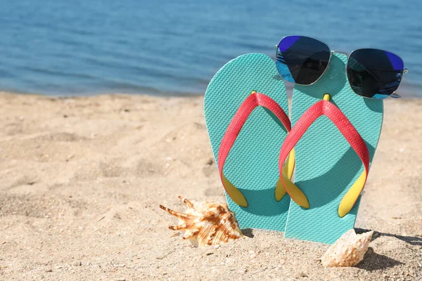 Infradito Alla Moda Occhiali Sole Conchiglie Sulla Spiaggia Sabbia Spazio — Foto Stock