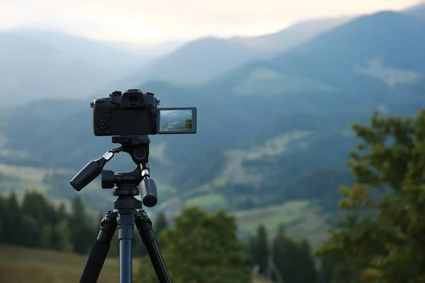 Съемка Видео Современной Камерой Штативе Горах — стоковое фото