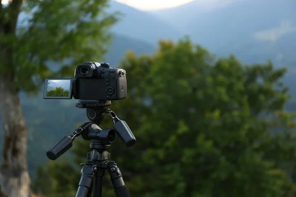 Відео Сучасною Камерою Тринозі Горах — стокове фото
