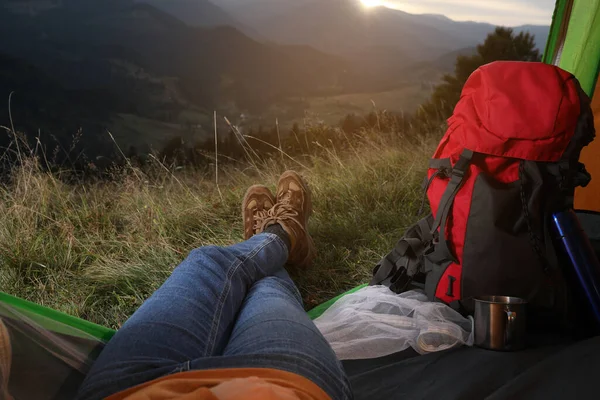 Femme Reposant Intérieur Tente Camping Dans Les Montagnes Coucher Soleil — Photo