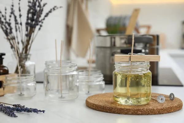 Pot Verre Avec Cire Fondue Sur Table Blanche Espace Pour — Photo