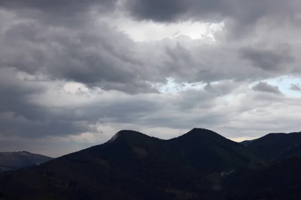 Vista Del Cielo Con Nubes Truenos Grises Sobre Montañas —  Fotos de Stock
