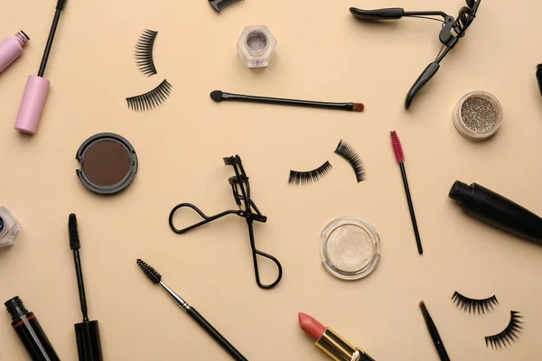 Composición Plana Con Rizadores Pestañas Productos Maquillaje Accesorios Sobre Fondo —  Fotos de Stock