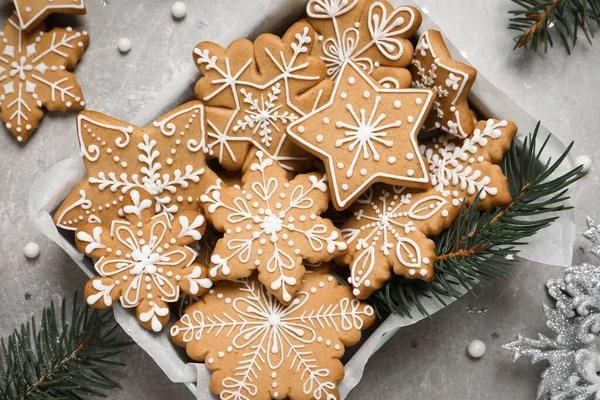 Chutné Vánoční Cukroví Slavnostní Dekor Světle Šedém Stole Byt Ležel — Stock fotografie