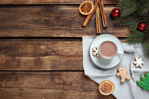 Composición Laica Plana Con Deliciosa Decoración Chocolate Caliente Navidad Mesa — Foto de Stock