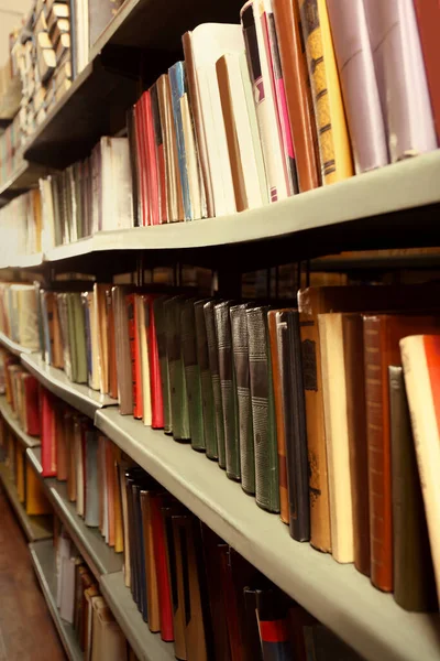 Sammlung Verschiedener Bücher Den Regalen Der Bibliothek — Stockfoto