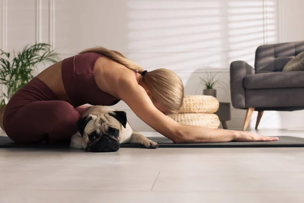 Vrouw Met Hond Die Thuis Yoga Oefent — Stockfoto