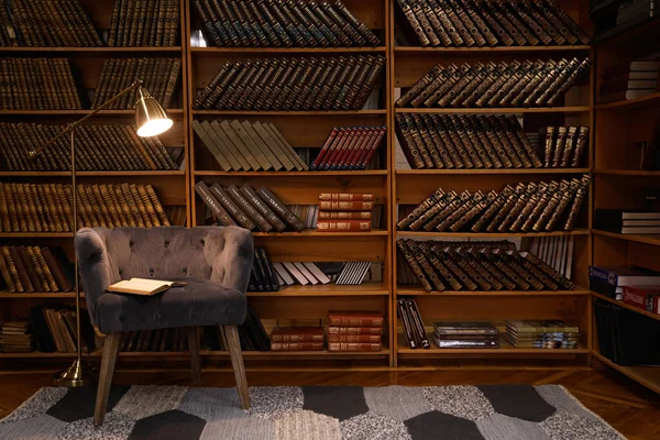 Acogedor Interior Biblioteca Casera Con Cómodo Sillón Colección Libros Antiguos —  Fotos de Stock