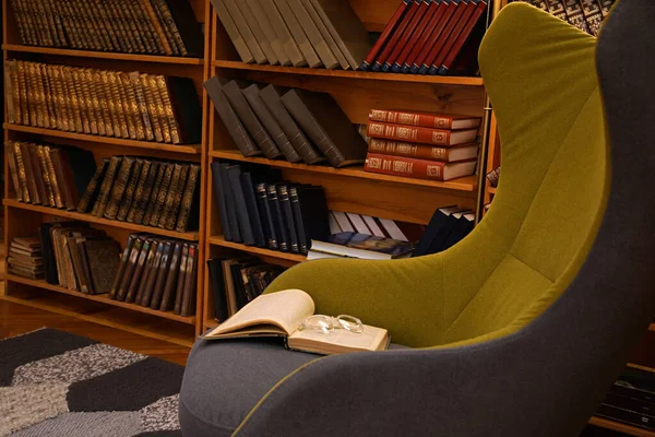 Kényelmes Fotel Könyvvel Szemüveggel Hangulatos Otthoni Könyvtárban — Stock Fotó