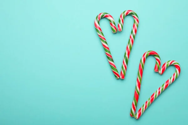 Turkuaz Arka Planda Tatlı Noel Şekerlerinden Yapılmış Kalpler Düz Yatış — Stok fotoğraf