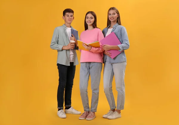 Grupo Estudantes Adolescentes Com Artigos Papelaria Fundo Amarelo — Fotografia de Stock