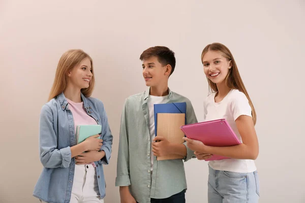 Groep Tienerstudenten Met Briefpapier Beige Achtergrond — Stockfoto