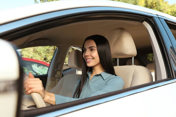 Hermoso Joven Conductor Sentado Coche Moderno — Foto de Stock