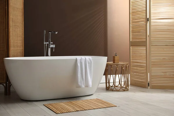 Modern Seramik Banyo Küveti Kahverengi Duvarın Yanındaki Küçük Masa — Stok fotoğraf