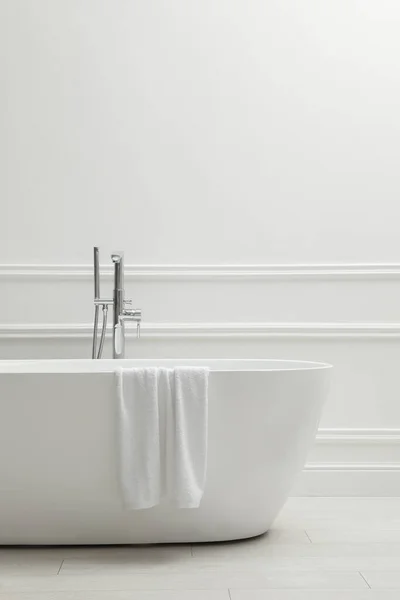 Moderne Keramik Badewanne Mit Handtuch Der Nähe Der Weißen Wand — Stockfoto
