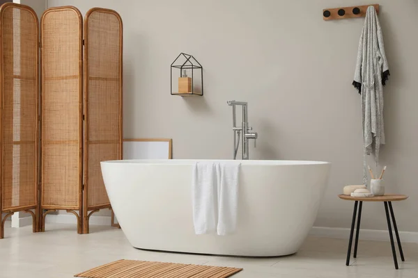 Bañera Cerámica Moderna Pantalla Plegable Cerca Pared Blanca Habitación —  Fotos de Stock