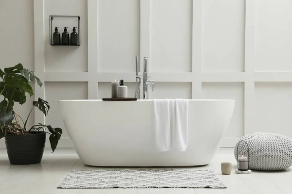 Modern Ceramic Bathtub Green Plant White Wall Indoors — Stock Photo, Image